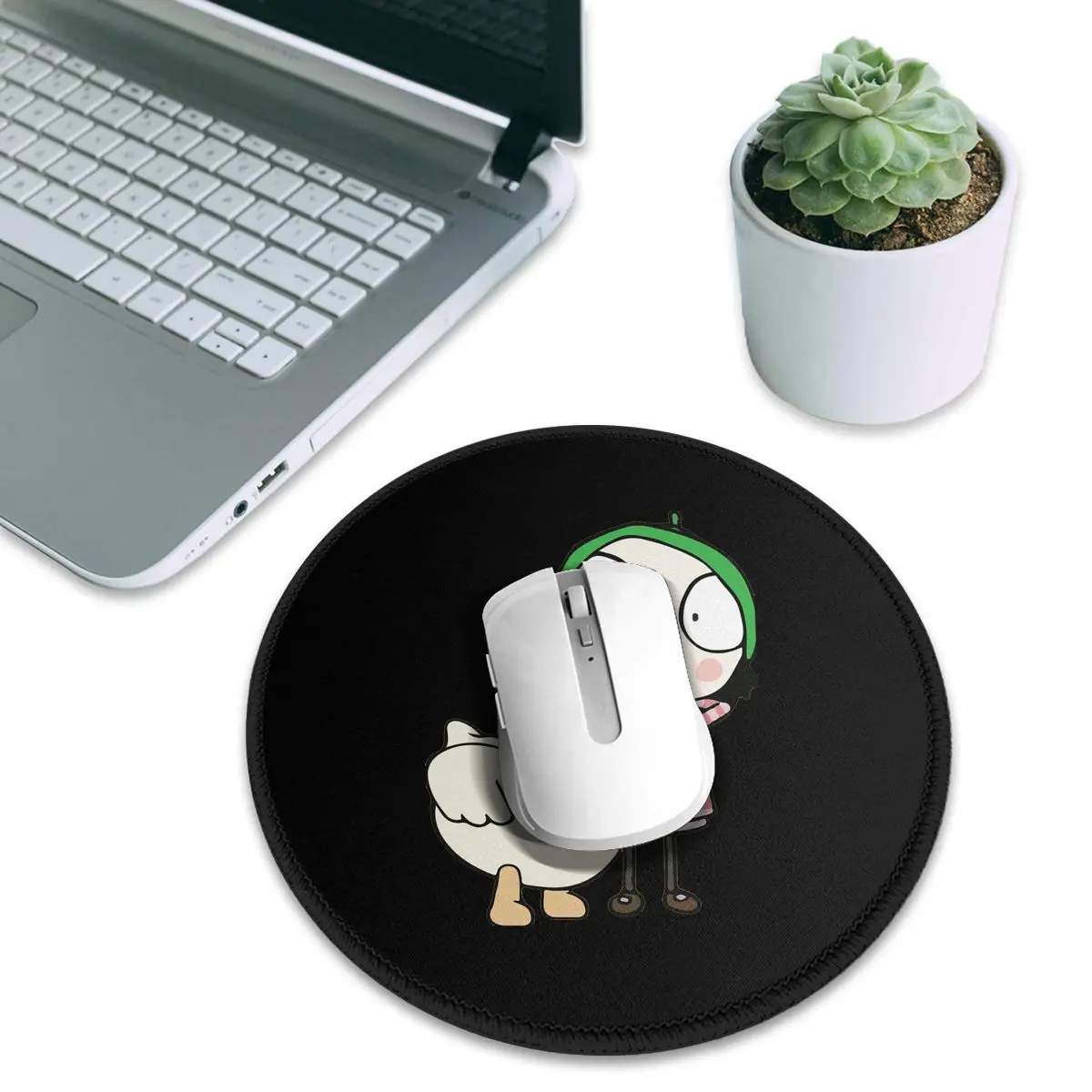 사라와 오리가 재미를 나누고 있는 라운드 마우스 패드  - Gaming Accessories To Have 리뷰 및 가격